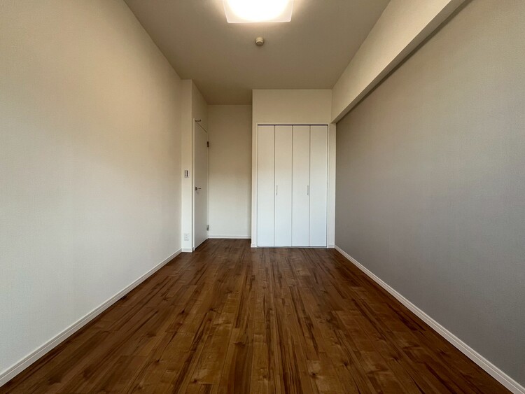 寝室 ベッドも十分に設置するスペースがあります。