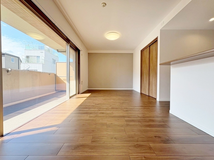 居間 忙しく過ぎゆく日常を置き去るほど、ゆったりした時間が流れるリビング。