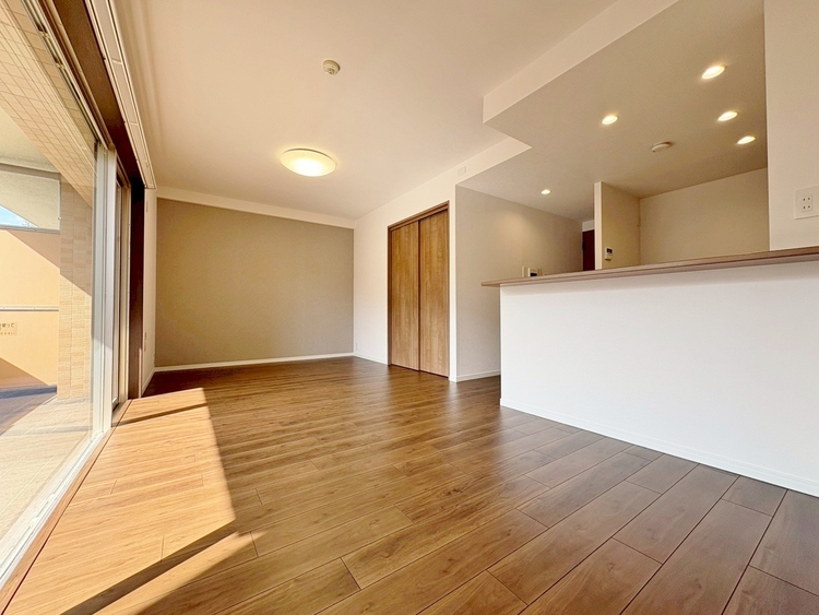 居間 居心地の良い空気感は、暮らしのステージを彩り、心からのやすらぎと満足感を与えてくれます。