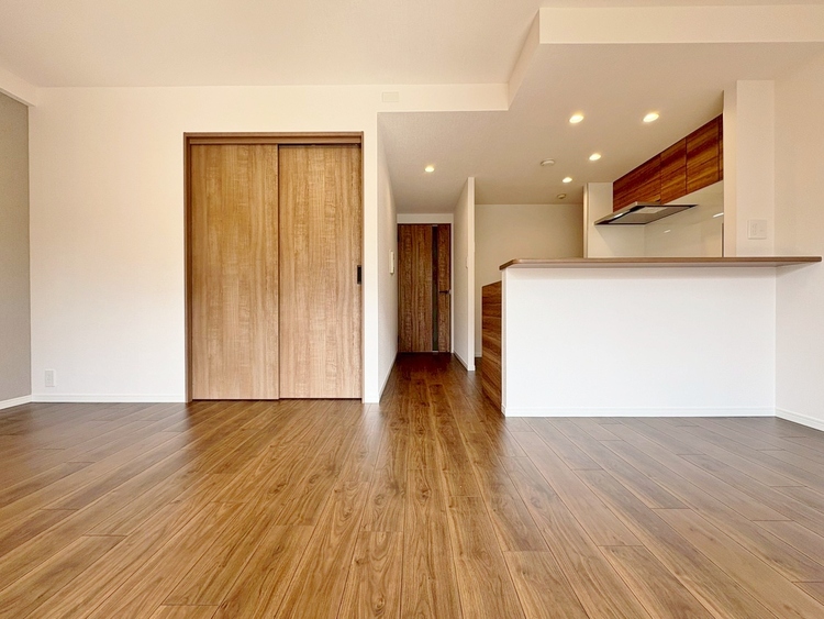 居間 飾り過ぎないシンプルな内装と偏り過ぎないデザインで統一しました。