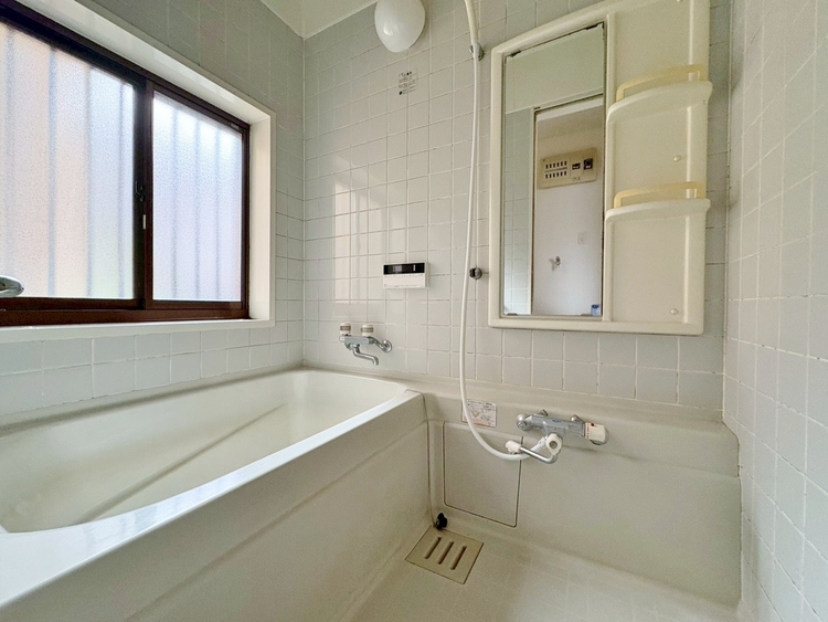 風呂 一日の疲れを癒すバスルームは、心地よいリラックスを叶える清潔感溢れる空間です。