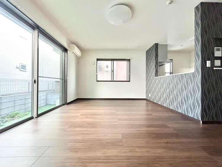 居間 忙しく過ぎゆく日常を置き去るほど、ゆったりした時間が流れるリビング。