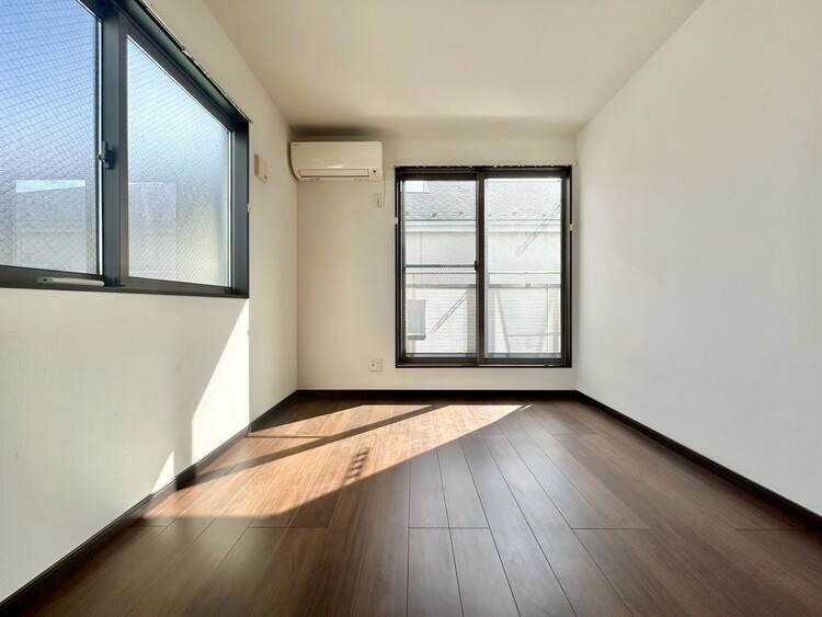 寝室 ベッドも十分に設置するスペースがあります。