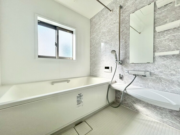 風呂 一日の疲れを癒すバスルームは、心地よいリラックスを叶える清潔感溢れる空間です。