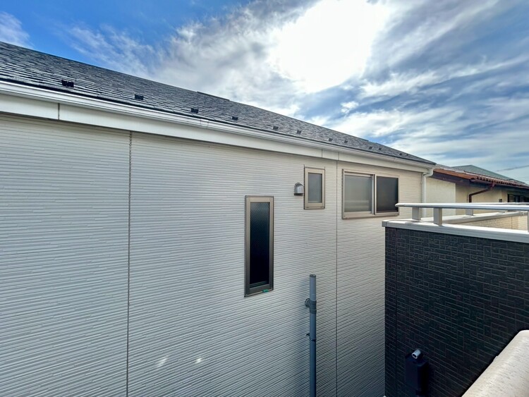 バルコニー 窓を開けると広がる青空。心をリフレッシュして日々を過ごしていきましょう。