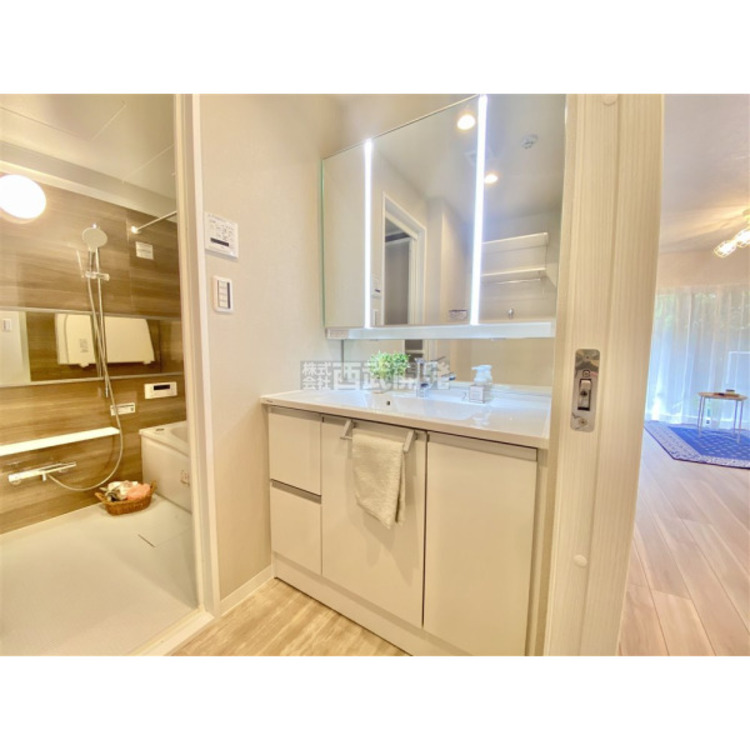 洗面 収納力と機能性に優れた三面鏡洗面化粧台です。鏡の裏は収納スペースになっていますので、すっきり清潔に保てます。