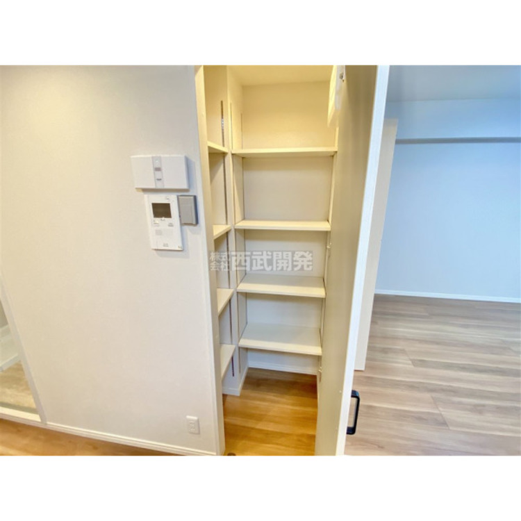 収納 リビングには可動棚付きの収納がございます。