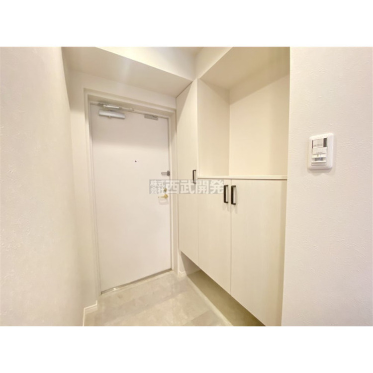 玄関 大きなシューズボックス。中の棚板は可動式なのでブーツや長靴なども楽々収納できます。