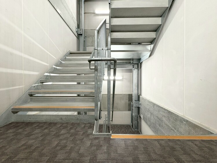 その他 共用部の階段です。明るく清潔に管理されています。