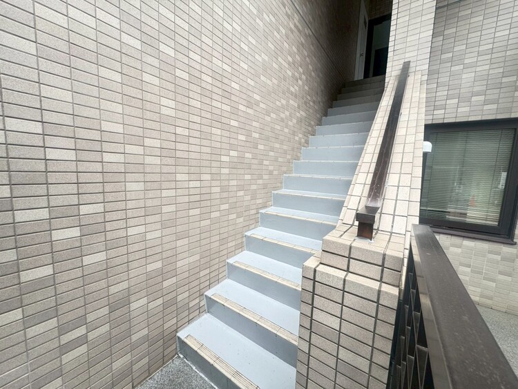 その他 共用部の階段です。明るく清潔に管理されています。