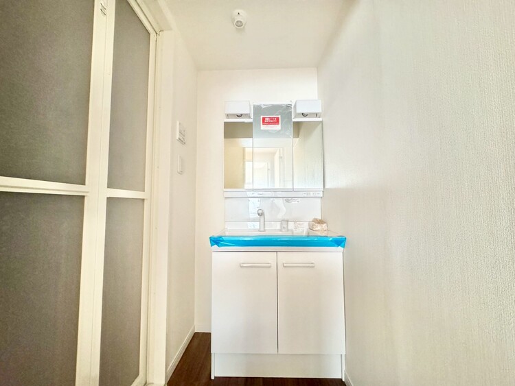 その他 清潔感を感じられる洗面化粧台。