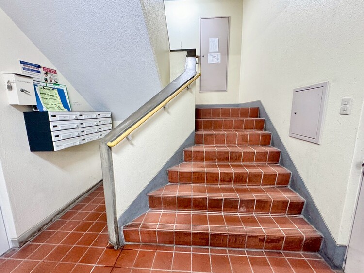 その他 共用部の階段です。明るく清潔に管理されています。