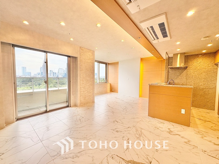 内装 【Cool wind】◆窓を開けると◆冷涼な風、そよぐリビング。だんらんの場所はここから始まり、ここで終わる。家族の笑顔が集う素敵な場所だから、こだわり抜いた思いが詰まっているのだと思う。