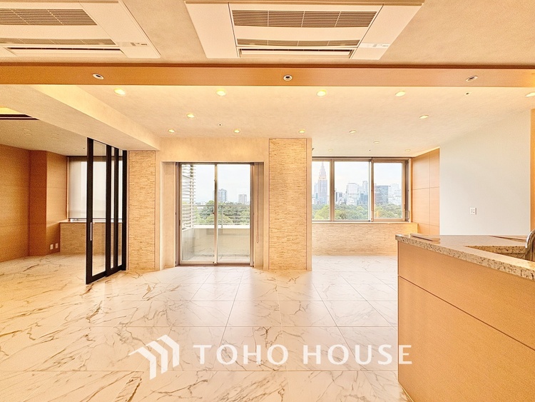 内装 ◆サンサンと◆差し込む太陽の光がこのリビングに笑いをもたらす。