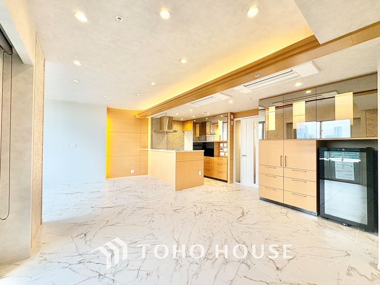 内装 ◆サンサンと◆差し込む太陽の光がこのリビングに笑いをもたらす。