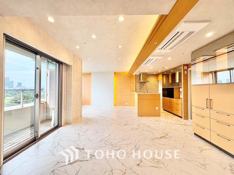 内装 ◆サンサンと◆差し込む太陽の光がこのリビングに笑いをもたらす。