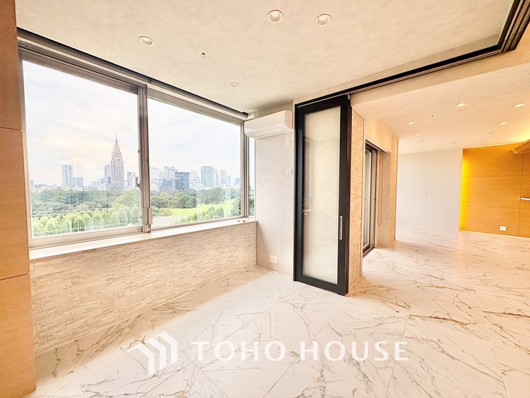 内装 ◆時を忘れる場所◆ここにはみんなが集い、食事と楽しい会話が始まる。話に夢中になりすぎて、ついつい時を忘れ夜半過ぎになってしまう。そんな束の間の幸せを感じさせてくれる場所でありたい。