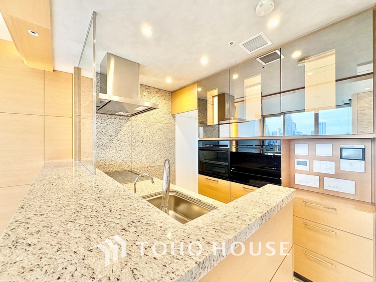 キッチン 【cooking papa is here】料理が苦手な人でも、チャレンジしてみたくなるワイドスパンのキッチン。家族の食卓がここから始まる。