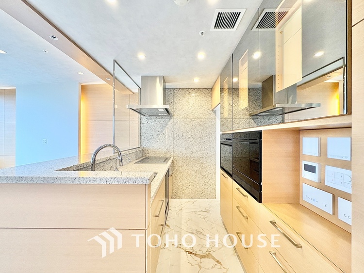 キッチン 【cooking papa is here】料理が苦手な人でも、チャレンジしてみたくなるワイドスパンのキッチン。家族の食卓がここから始まる。