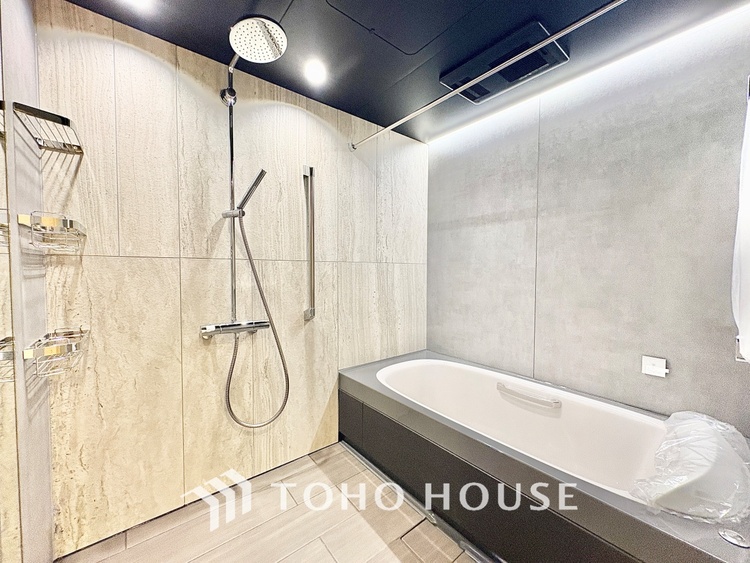 風呂 【Bathroom makes you free】疲れを翌日に残さない。そのための広々としたお風呂。足を伸ばしてさあ浸かろう。