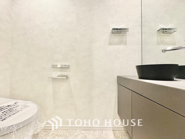 トイレ 【some philosophy was born from here】思索もできる空間。トイレのそんな側面も評価されていい時代かなと。