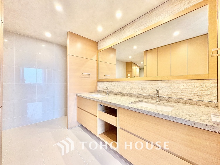 洗面 【Powderroom】広く使い勝手のよい空間と設備で演出。シンプルな使いやすさだけでなくたっぷりの収納力も実現。