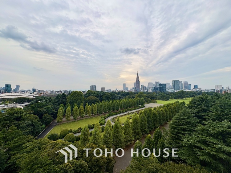 バルコニー 【the view of the sunlight】日差しと景色を取り入れつつ、プライベートな空間を演出するバルコニー