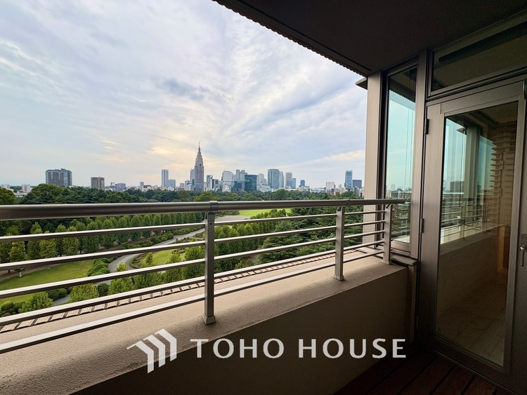 バルコニー 【the view of the sunlight】日差しと景色を取り入れつつ、プライベートな空間を演出するバルコニー