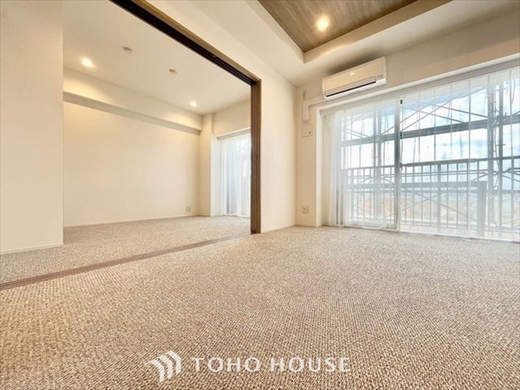 内装 【LIVING】◆扉を◆開くとこの景色。家族の”おかえり”の声が聞こえてきそう。