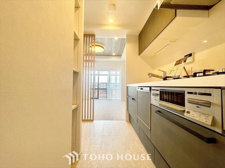 キッチン 【KITCHEN】◆ワクワク◆開放的で機能性も高いシステムキッチン。お子様は毎日のご飯にワクワク！