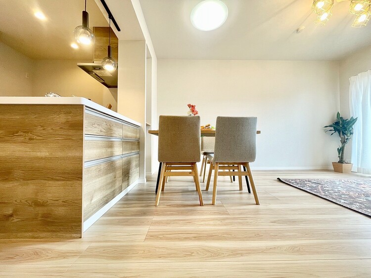 内装 【LIVING】◆眩い◆光が燦々と入り、家族の笑顔を照らす。「いつまでも続いて」と願う夢のような毎日がここにある。