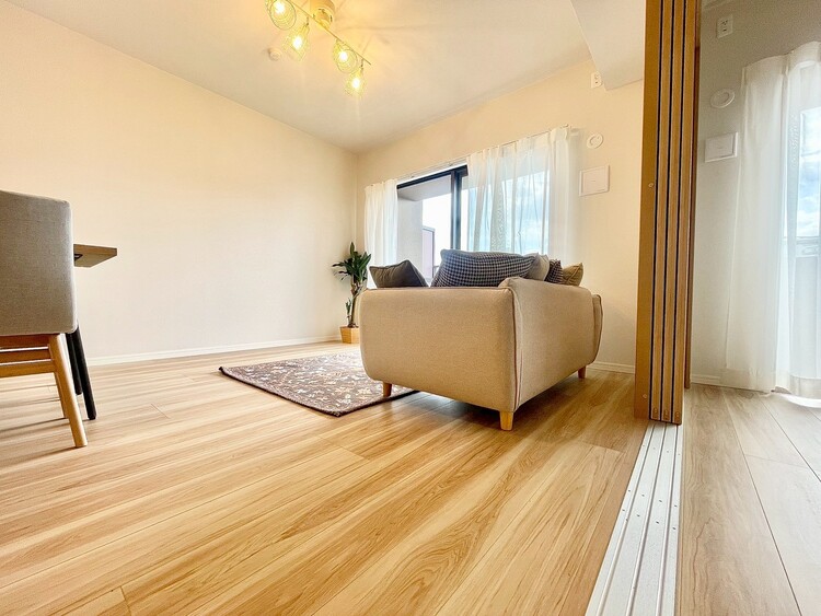 内装 【LIVING】◆陽光◆が差し込む。この開放的なLDKに家族の笑顔が集う。家族が一緒に過ごす空間は明るく、そして居心地よく。