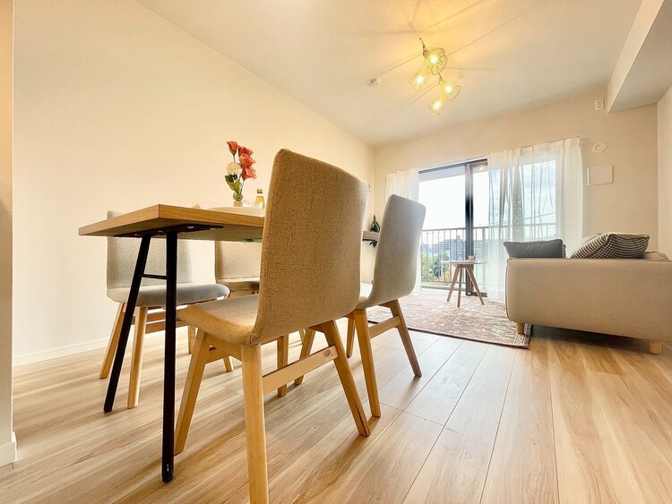 内装 【LIVING】◆扉を◆開くとこの景色。家族の”おかえり”の声が聞こえてきそう。