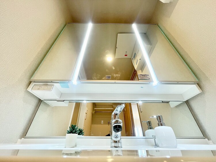洗面 【WASHROOM】◆快適◆煌びやかな暮らしの中にも忘れたくない快適さ。大きな収納が助けてくれます。
