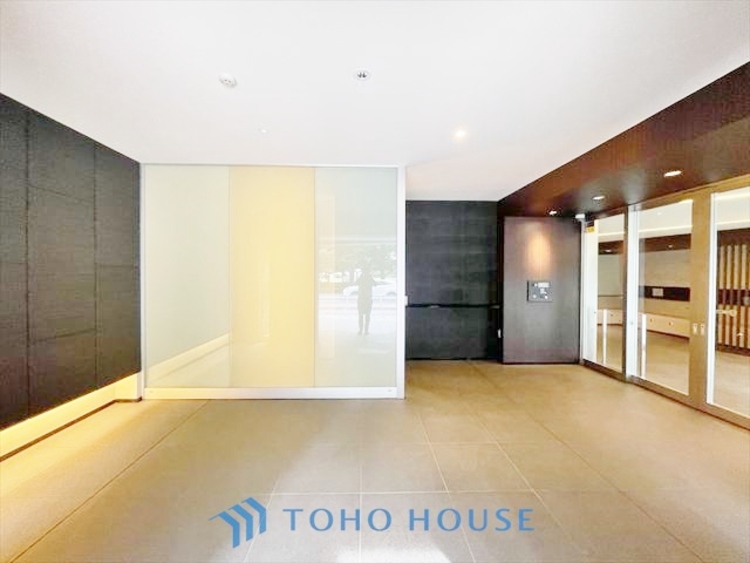 エントランス ◆木漏れ日◆の様な採光が優しく足元を照らし、心地いい暮らしの道しるべを写し出す。この空間で過ごす家族との語らいの時間がとても素敵で幸せを感じるかもしれない。