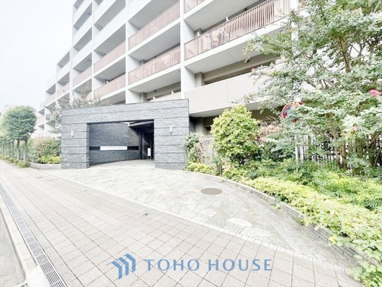 その他 ◆窓を開けると◆冷涼な風、そよぐリビング。だんらんの場所はここから始まり、ここで終わる。家族の笑顔が集う素敵な場所だから、こだわり抜いた思いが詰まっているのだと思う。