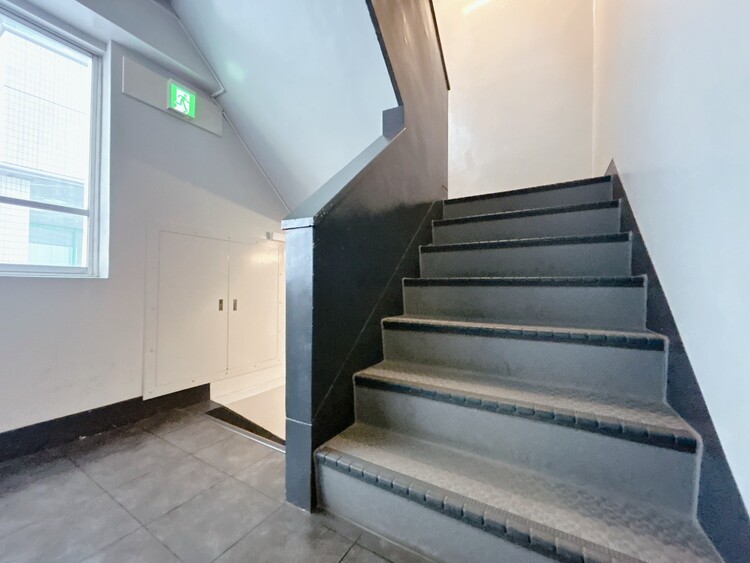 その他 共用部の階段です。明るく清潔に管理されています。