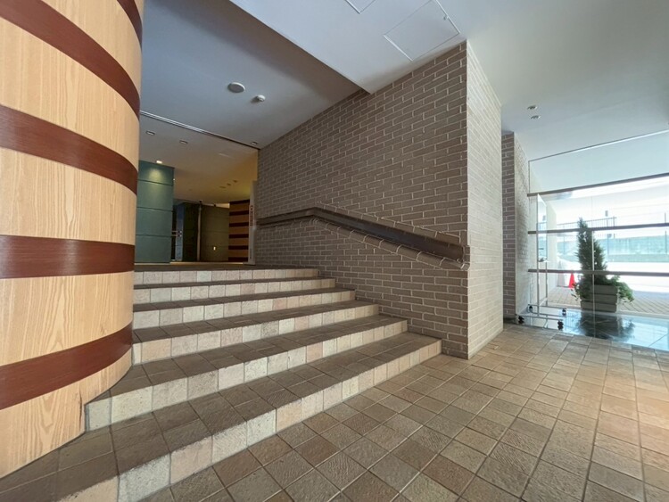 設備 共用部の階段です。明るく清潔に管理されています。