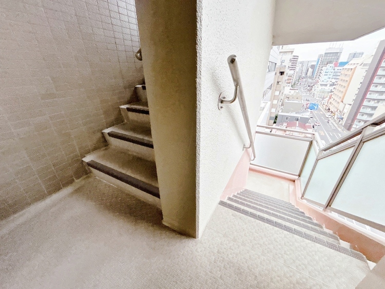 設備 共用部の階段です。明るく清潔に管理されています。