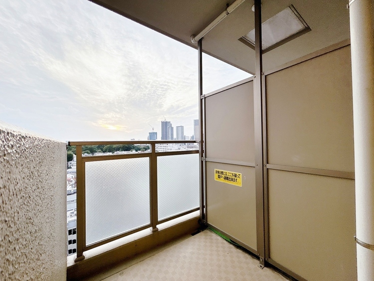 バルコニー 朝の澄んだ空気や、夕方に吹く清々しい風を感じられるバルコニー。