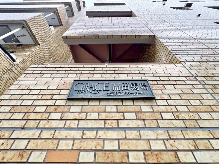 その他 スタイリッシュなエンブレム。お洒落なマンションは入り口から。