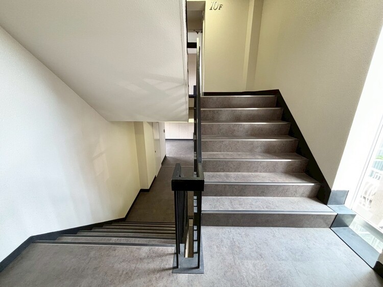 設備 共用部の階段です。明るく清潔に管理されています。