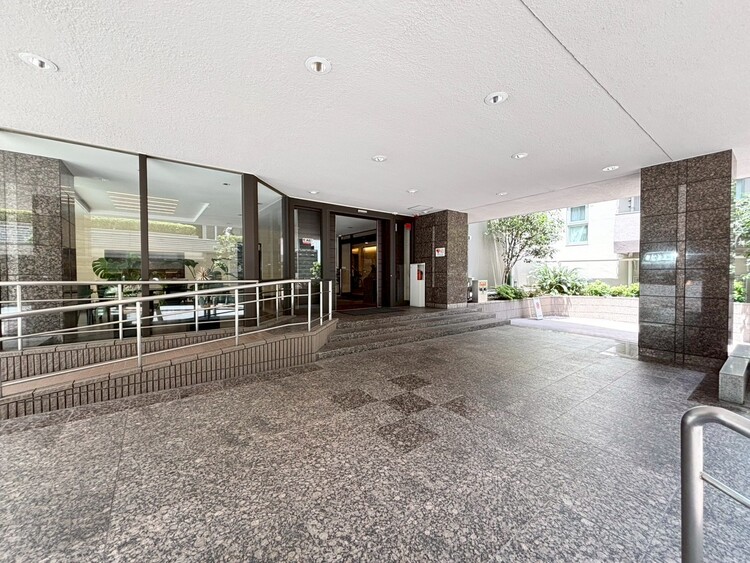 エントランス 綺麗に整備されており、行き届いた管理体制をうかがわせます。