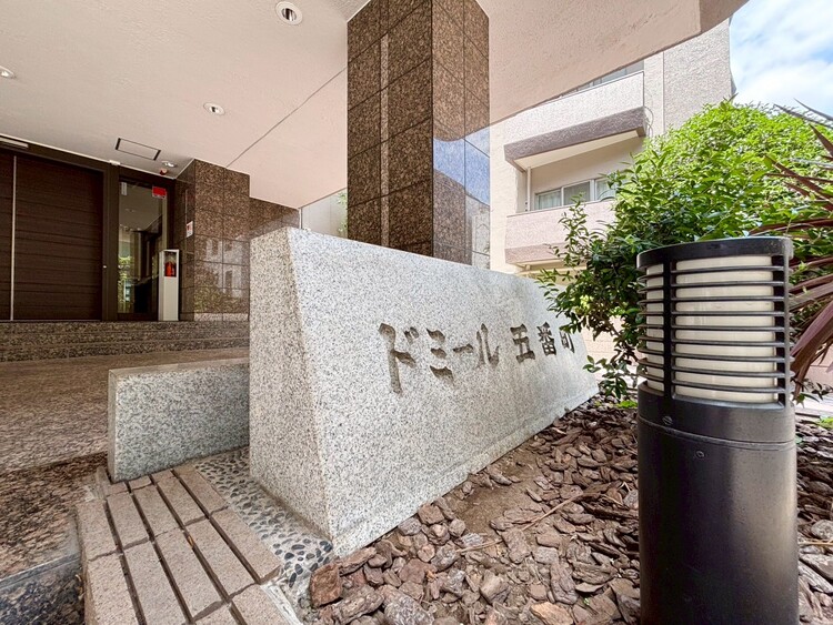 その他 【エンブレム】スタイリッシュなエンブレム。お洒落なマンションは入り口から。