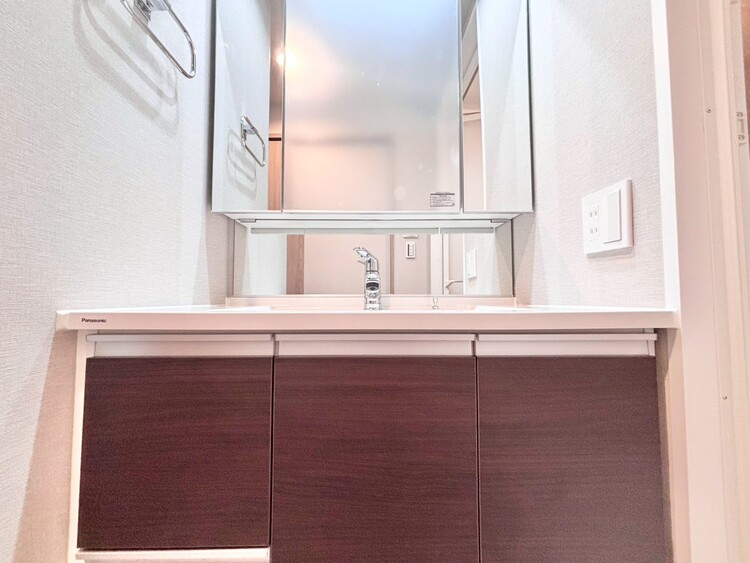 その他 清潔感を感じられる洗面化粧台。