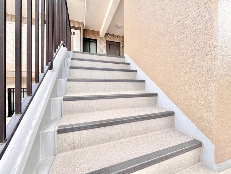 その他 共用部の階段です。明るく清潔に管理されています。