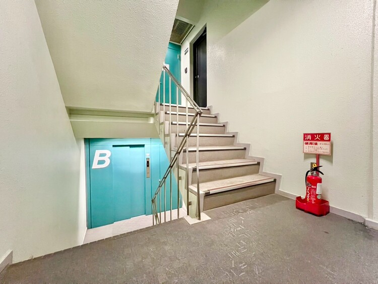 その他 共用部の階段です。明るく清潔に管理されています。