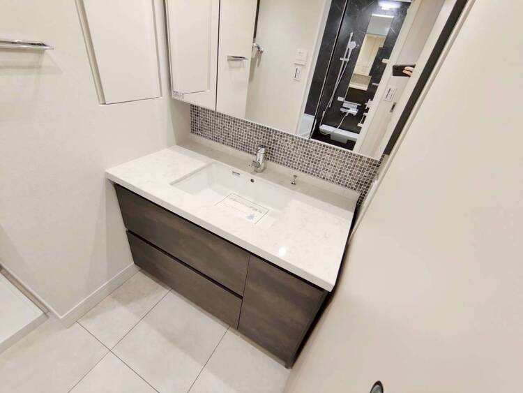 その他 清潔感を感じられる洗面化粧台。