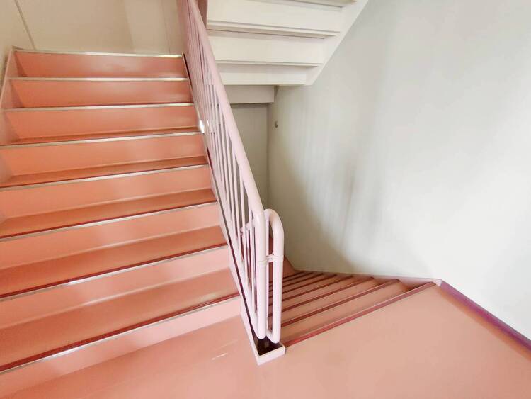 その他 共用部の階段です。明るく清潔に管理されています。