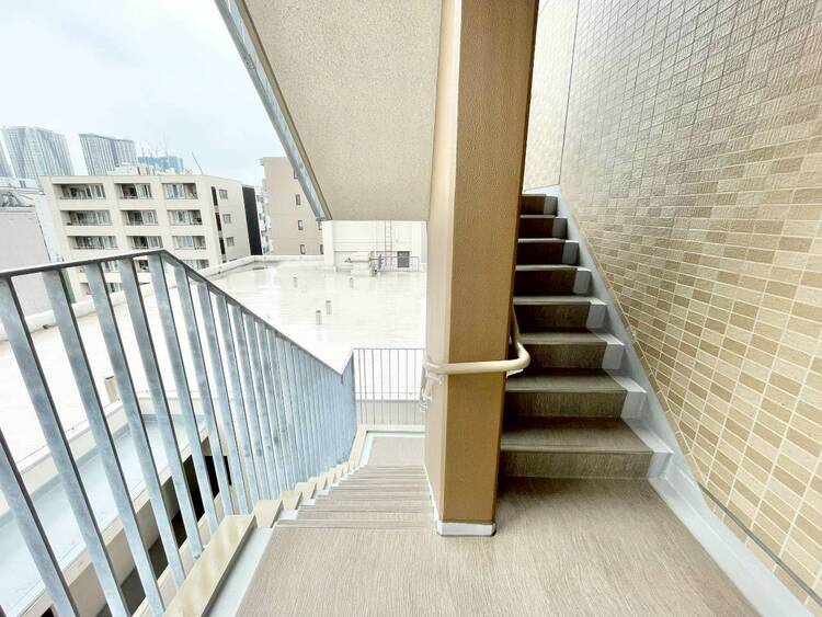 その他 共用部の階段です。明るく清潔に管理されています。